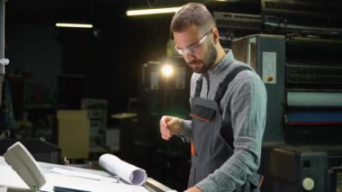 Ofisteki tasarımcı çizimleri..
