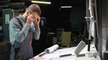 Ofiste tasarımcı çizimleri