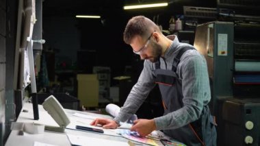Baskı fabrikasında grafiksel tasarımcı çizimleri.