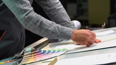 Baskı fabrikasında grafiksel tasarımcı çizimleri.