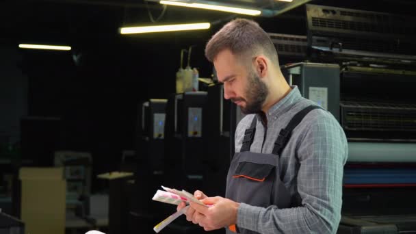 Работник Печатного Пресс Центра Использует Цветовую Палитру Выбора Правильного Оттенка — стоковое видео