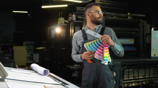 Lucu Desainer Menari Dengan Palet Swatch Tangan Pabrik Cetak — Stok Video