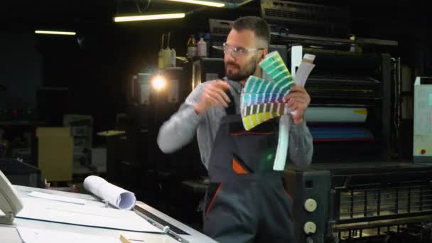 Zabawny Projektant Tańca Paletą Swatch Ręku Drukarni — Wideo stockowe