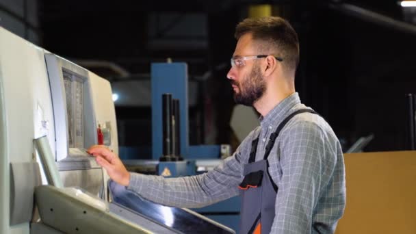 공장에서 일하는 사람들 이현대의 오프셋인 쇄기에 매개물을 설정하는 — 비디오