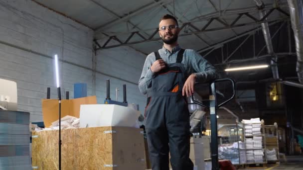 Ouvrier Entrepôt Avec Chariot Élévateur Main — Video
