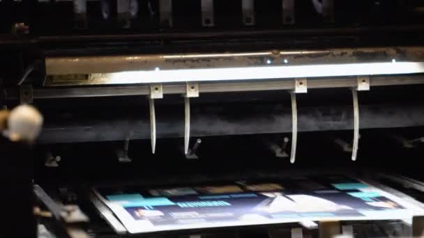 印刷機はタイポグラフィ施設で印刷された新聞を転がします — ストック動画