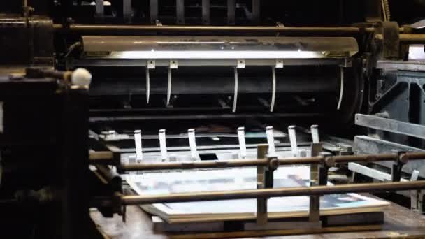 Trabajos Máquina Impresión Rodando Periódico Impreso Instalación Tipografía — Vídeo de stock