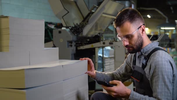 Печатный Работник Выбирает Бумагу Печати — стоковое видео