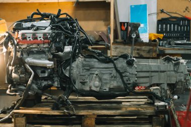 Araba servis istasyonunda parçalanmış motor bloğu
