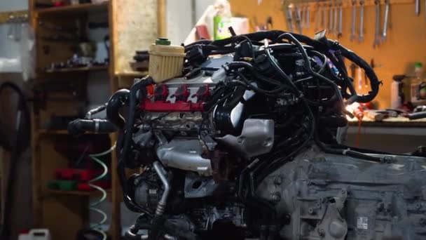車のサービスステーションで分解された車のエンジン ブロック — ストック動画