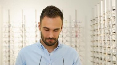 Gözlük dükkanı. Gözlük optik mağaza üzerinde çalışan adam.