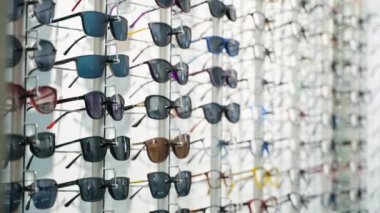 Optik deposunda gözlük ile stand.