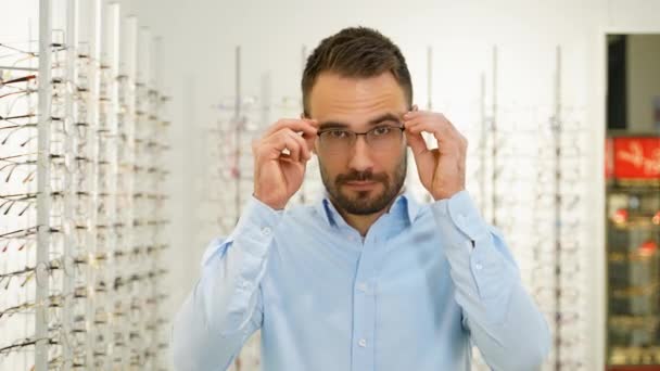 光学商店内戴新眼镜的人的画像 — 图库视频影像