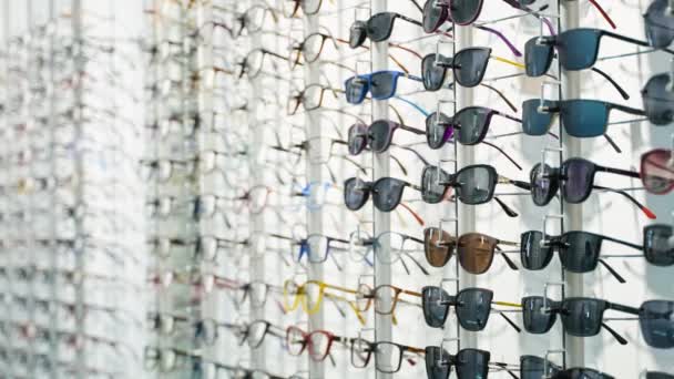 Katılımcı Raflar Moda Gözlük Optik Dükkanında Bir Duvara Gösterilen Oluşan — Stok video