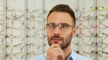 Göz doktorunda kafası karışık bir adamın portresi.