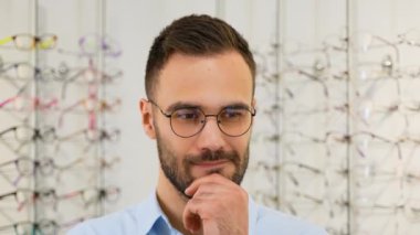 Kafası karışmış bir adam optik dükkanından bardak seçer..