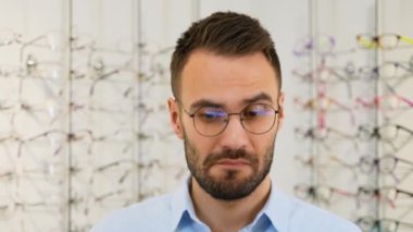Optik dükkanındaki hoşnutsuz müşteri.