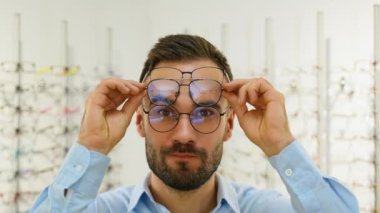 Birkaç bardak içinde komik bir erkek müşterinin portresi.