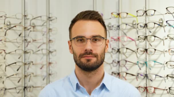 光学商店内戴新眼镜的人的画像 — 图库视频影像