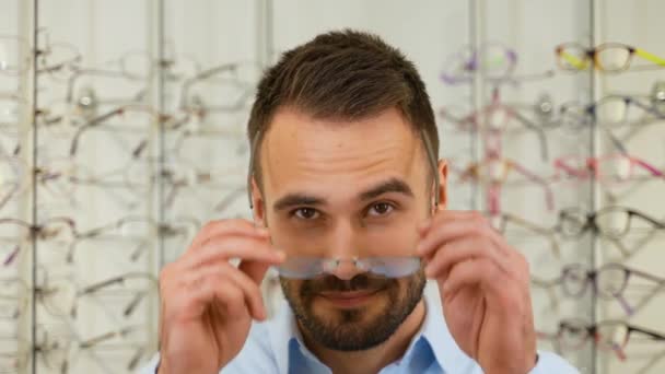 Mężczyzna Próbujący Nowych Okularów Sklepie Optycznym Sklep Szklankami — Wideo stockowe