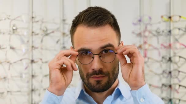 Portret Przystojnego Mężczyzny Wybierającego Nowe Okulary Sklepie Optycznym — Wideo stockowe
