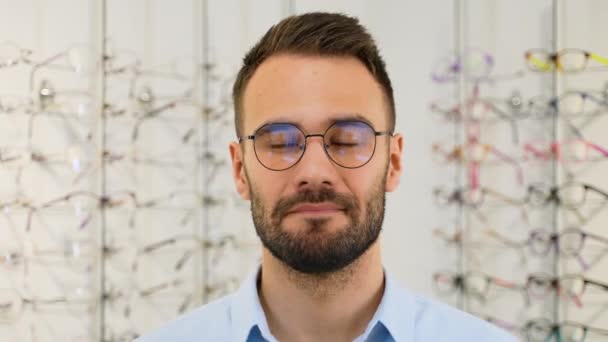 Porträt Eines Enttäuschten Mannes Optikgeschäft — Stockvideo