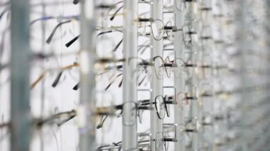 Gözlükçülerde sıra sıra gözlük. Gözlük dükkanı..