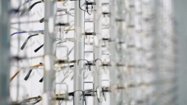 Gözlükçülerde sıra sıra gözlük. Gözlük dükkanı.