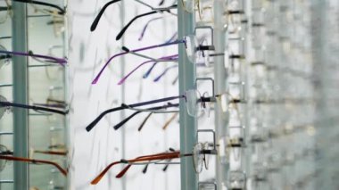 Optik deposunda gözlük ile stand