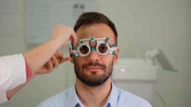 Görme testi ya da göz muayenesinde doktor, optometrist ya da göz doktoru tarafından tıbbi yardımda bulunan bir müşteri.