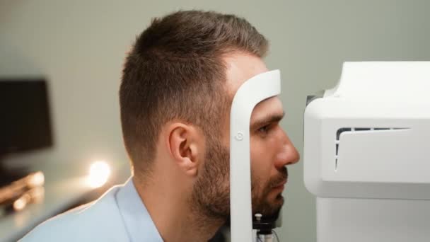 Uomo Che Controlla Visione Degli Occhi Sulle Apparecchiature Optometria — Video Stock