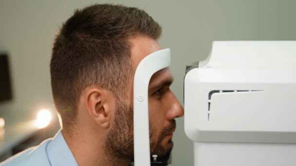 Verificando Visão Com Lâmpada Slit Exame Dos Olhos Uma Clínica — Vídeo de Stock