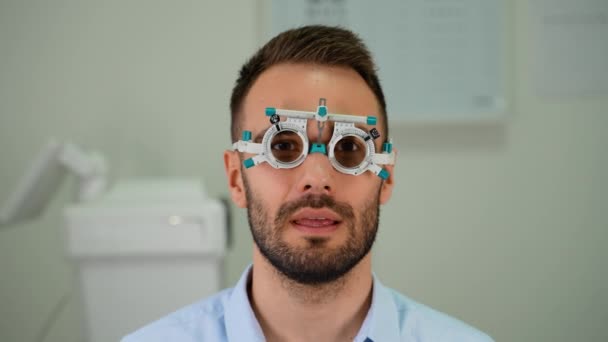 Человек Который Измеряет Зрение Пробной Рамкой Визуальным Тестом Белом — стоковое видео