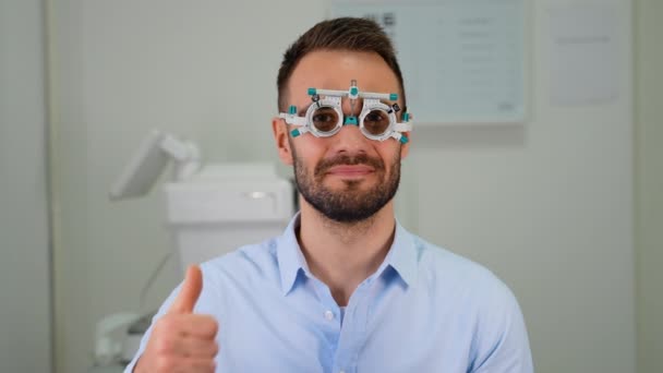 Sorrindo Homem Verificando Visão Com Óculos Oftálmicos Especiais — Vídeo de Stock