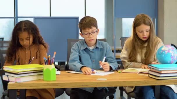 Grupo Diverso Crianças Escola Com Canetas Cadernos Teste Escrita Sala — Vídeo de Stock