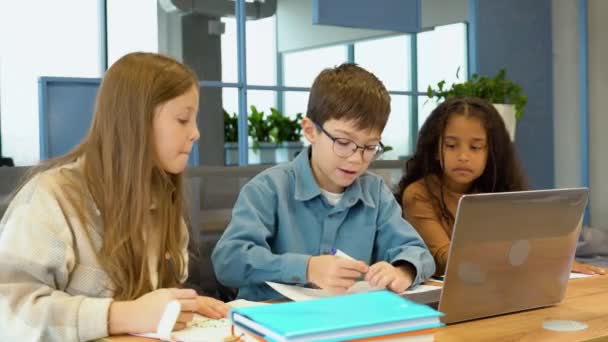 Разнообразные Счастливые Школьники Используют Ноутбук Вместе Классе — стоковое видео