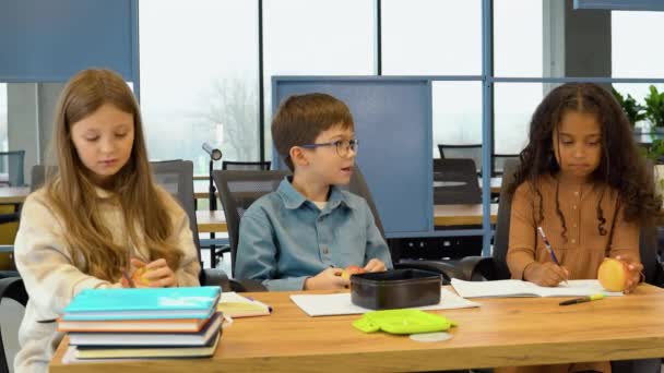Fiatal Iskolások Együtt Ebédelnek Beszélgetnek Asztalnál — Stock videók