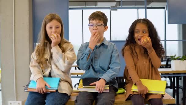 Elementary School Kids Sitting Table Eating Apples — Stock Video