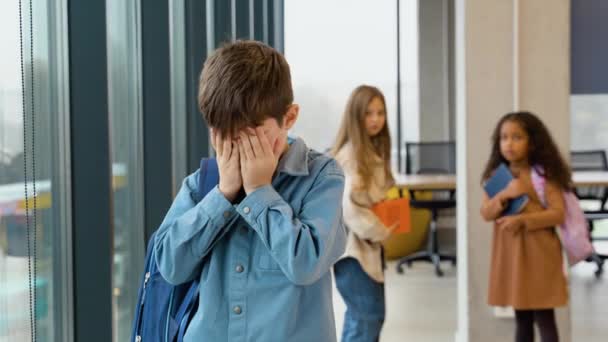 Menino Sofre Bullying Por Pares Escola — Vídeo de Stock