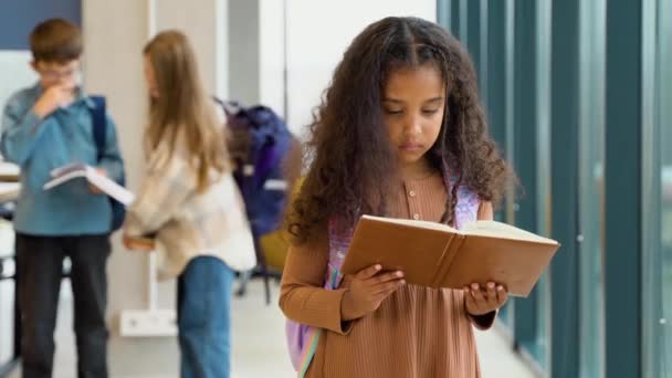 Schwarzes Schulmädchen Liest Klassenzimmer Mit Mitschülern Hintergrund Ein Buch — Stockvideo