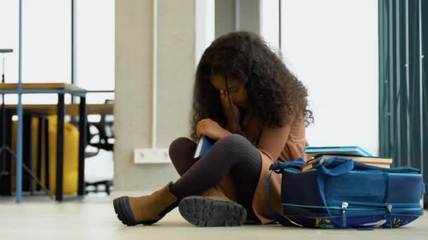 Чорна Дівчина Страждає Від Знущань Боку Однолітків Школі — стокове відео