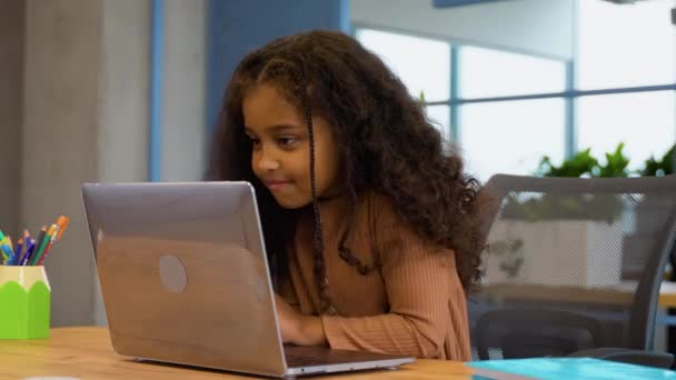 Glad Afrikansk Amerikansk Preteen Flicka Skolan Elev Distansundervisning Online Virtuell — Stockvideo