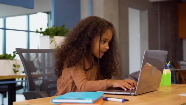 아프리카계 미국인 비디오 전화에 노트북에 교사와 클래스에서 온라인 집에서 수업을 — 비디오