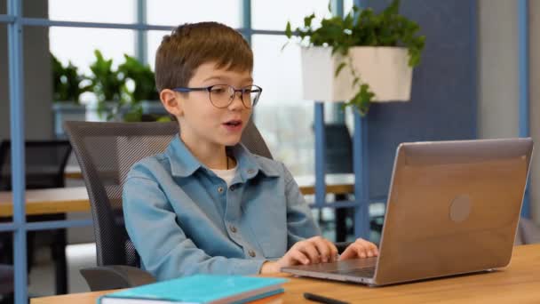 Preteen Boy Έχοντας Βίντεο Online Μάθημα Στο Σπίτι Χρήση Φορητού — Αρχείο Βίντεο