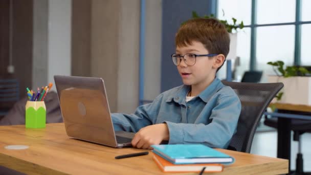 Happy Preteen Boy School Αποστάσεως Εκπαίδευση Απευθείας Σύνδεση Στην Εικονική — Αρχείο Βίντεο