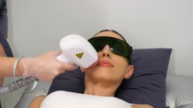 Güzellik salonunda lazer lazer tedavisi gören güzel bir kadın..