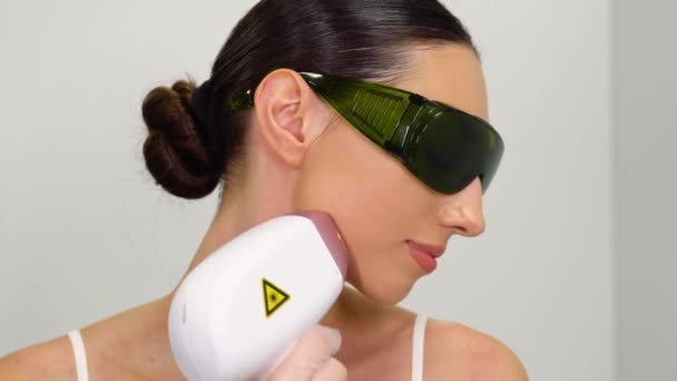 Mladá Žena Laserovým Ošetření Odstranění Chloupků Obličeji — Stock video