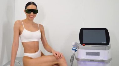 Lazer tüy dökümünden sonra güzel bir kadın