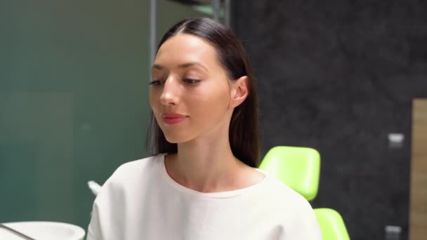 Šťastná Běloška Usmívá Kamery Ukazuje Bílý Úsměv Zarovnání Zubů — Stock video