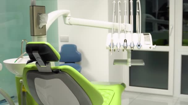 Interiér Zubní Ordinace Moderním Křeslem Speciálním Zubním Vybavením — Stock video